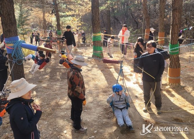 울산지역 영유아 가족들이 6일 울주군 선바위 공원 일원에서 숲 밧줄 생태 놀이를 하고있다