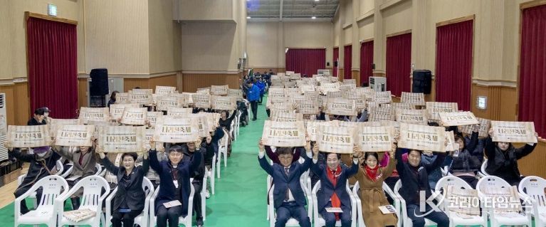 최충규 대덕구청장(사진 첫 번째 줄 왼쪽 세 번째)과 대덕구의원 및 장애인, 활동지원사, 자원봉사자들이 6일 대덕구장애인종합복지관 주관 송년 행사 ‘나리찬 축제’에서 플래카드를 들고 기념 촬영을 하고 있다.