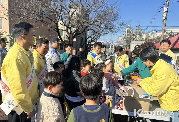 나주시가 지난 5일 영산포초등학교 일원에서 관계기관과 함께 아동 대상 범죄 예방 캠페인을 벌였다.