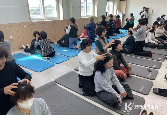 나주시농업기술센터가 2025년 생활개선회 리더십 강화 순회교육을 성황리에 마무리했다. 사진은 힐링요가 실습을 하는 생활개선회 회원들 모습.