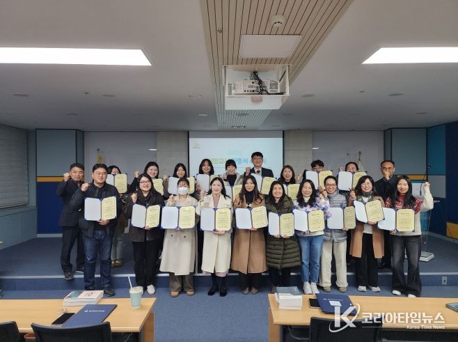 울산 씨앗교사들이 8일 교육청 다산홀에서 씨앗교사 인증서와 휘장을 받고 기념사진을 찍고있다.