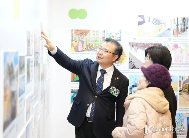 ‘우리동네 미술관’ 전시를 둘러보고 있는 류경기 중랑구청장