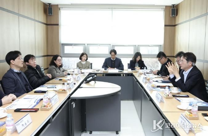 동환 고양시장이 학교장, 운영위원장, 학부모들과 함께 자공고 2.0으로의 안정적인 전환을 위한 협력 방안에 대해 논의하고 있다.