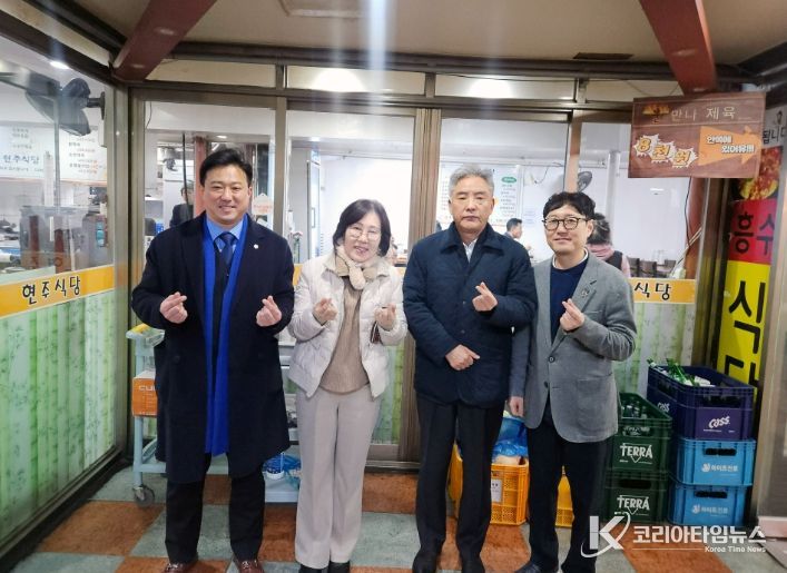 군포시의회 의원들은 9일 ‘군포시 착한가격업소’ 이용 활성화를 위해 산본로데오거리 내 현주식당을 찾아 점심을 했다.