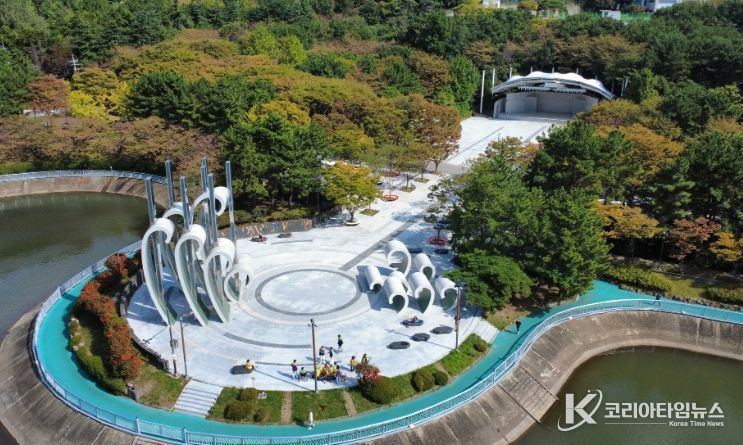 대천공원 광장과 야외무대 전경.