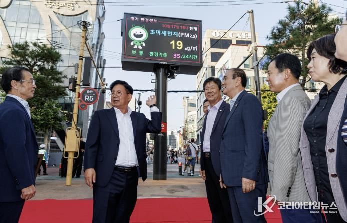 박강수 마포구청장이 미세먼지 현황이 송출되고 있는 레드로드 재난문자전광판을 살펴보고 있다.