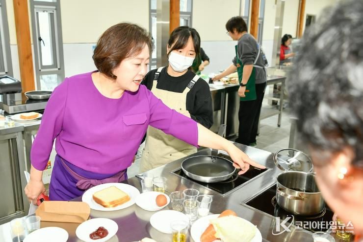 2026 화천산천어축제 길거리 음식 레시피 교육이 지난 9일 사내면 화천힐링센터에서 이보은 요리 연구가를 비롯해 입점 신청 단체들이 참여한 가운데 열렸다