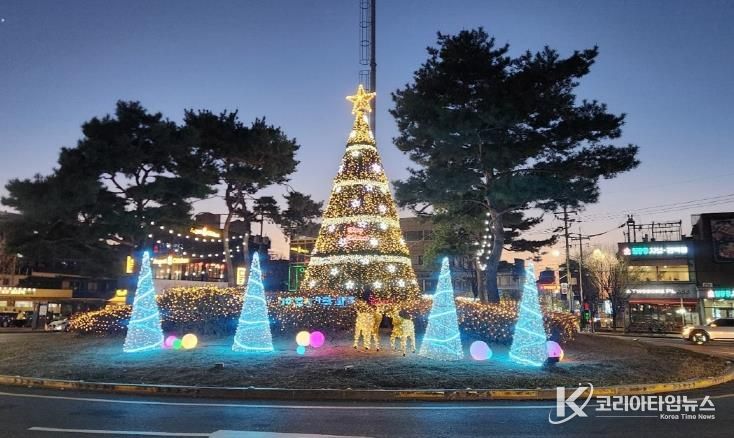파주시 주요 교차로 대형 성탄절 나무 경관조명 설치… 따뜻한 연말 분위기 연출