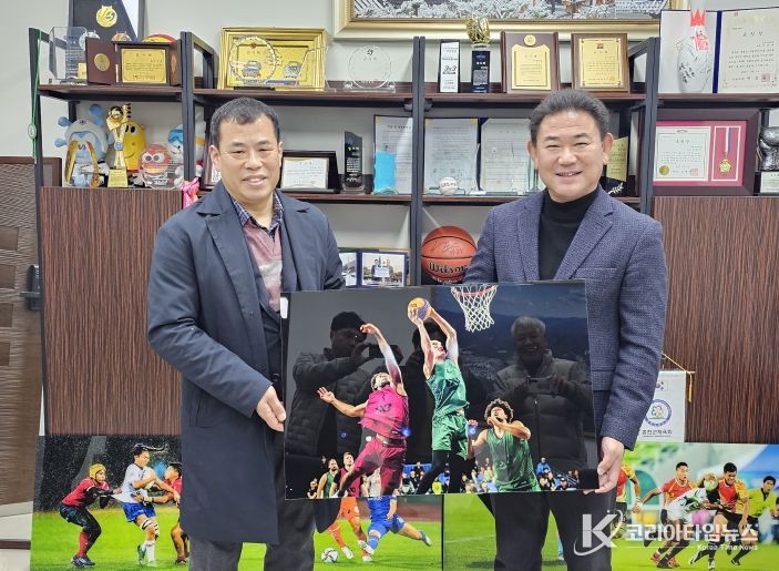 한국사진작가협회 인제군 지부장 김장헌 작가, 홍천군체육회에 스포츠 사진 6점 기증