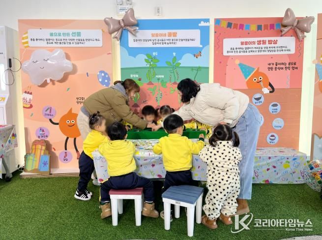 알콩이의 생일파티 전시에서 원아들이 체험을 하고 있다