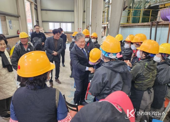 영광군수, 환경관리센터 재활용 선별장 근로자 방문 격려