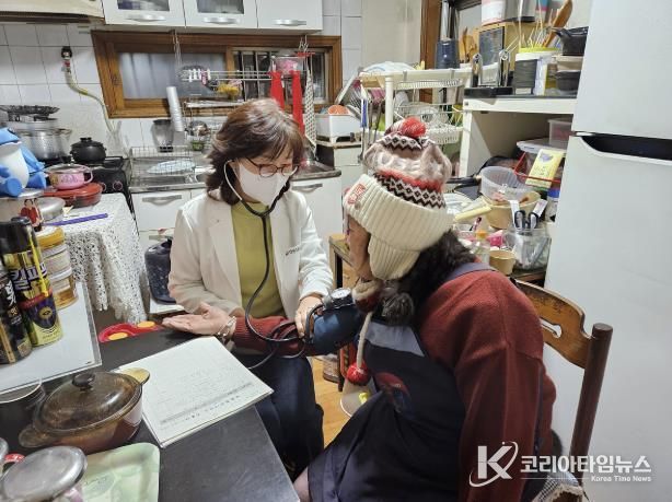 건강취약 어르신대상 방문건강관리하고 있는 모습