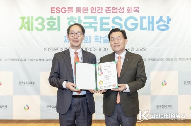 시상식 후 이재준 수원시장(오른쪽)이 기념사진을 촬영하고 있다.