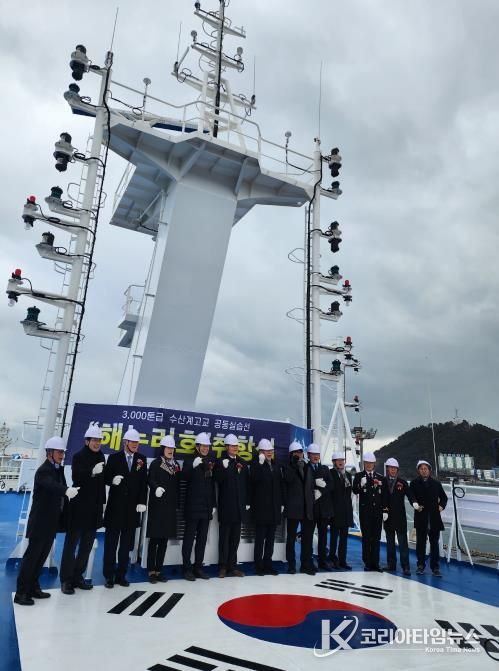 전남·경북·인천·경남·충남 등 5개 시도교육청과 교육부, 해양수산부 관계자들이 12일 해누리호에서 기념촬영을 하고 있다.