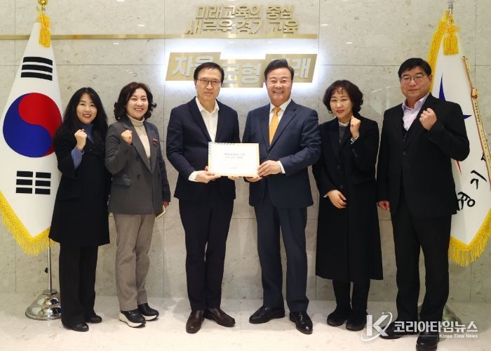 김성제 시장이 임태희 교육감에게 의왕교육지원청 신설 신속 추진 건의문을 전달하고 있다.