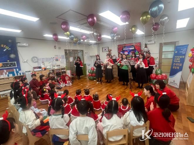 우쿠렐레 동아리가 12일 울산교육청어린이집에서 재능 나눔 활동 우쿠렐레 연주를 하고있다