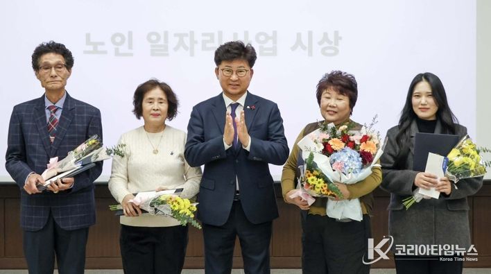 최충규 대덕구청장(사진 가운데)과 대덕구시니어클럽 노인일자리 우수 참여자 어르신 및 직원들이 12일 구청 청렴관에서 열린 해단식에서 표창 수여식 후 기념 촬영을 하고 있다.