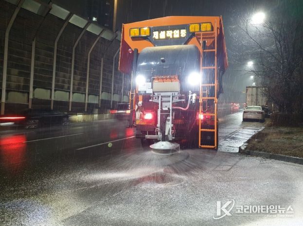 수원시가 13일 저녁 제설차량을 운행하며 제설제를 살포하고 있다.