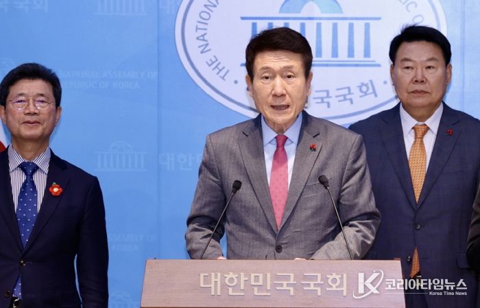 12일 서울 국회 소통관에서 공동대응 호소문 발표 기자회견을 하고 있는 이강덕 포항시장.