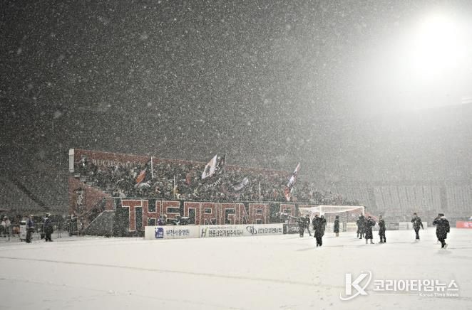 이달 4일, 부천FC1995의 승강 PO 1차전이 폭설로 연기된 후에도 헤르메스가 자리를 지키며 응원하고 있다.