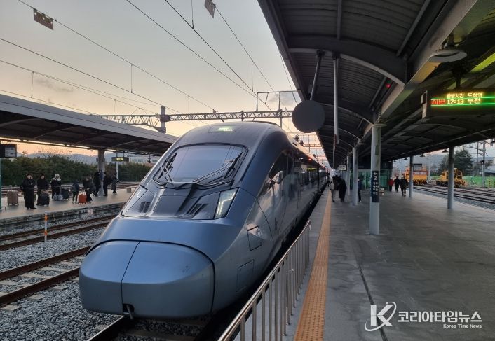 영천역에 정차한 KTX-이음 열차 사진