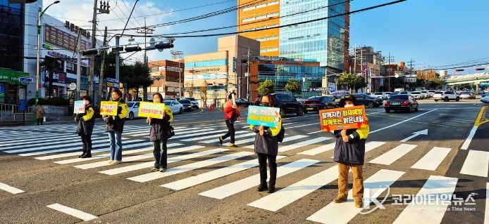 여수시는 지난 11일 쌍봉사거리 일원에서 생활 속 안전 의식 확산을 위한 시민 체감형 안전문화 캠페인을 전개했다.