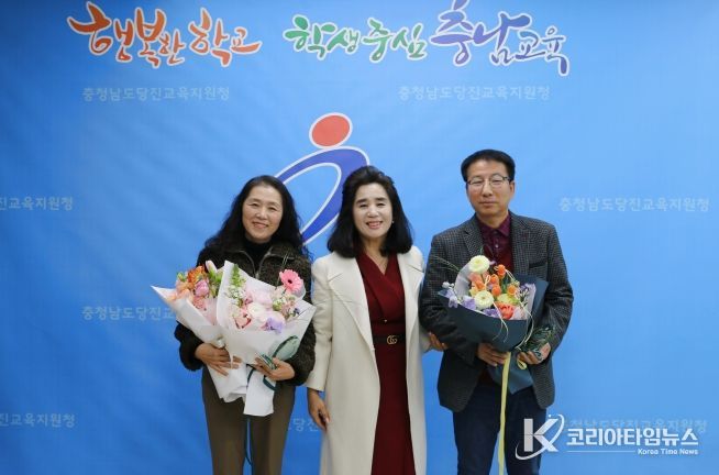 퇴직공무원 송공패수여식(도서관 사서5급 정선경, 운전7급 오인석)