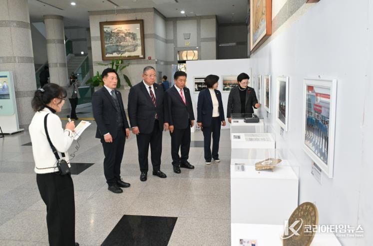 진주시의회, 역사적 순간들 한눈에…의정활동 사진전 열어