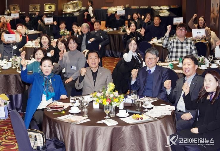 이재준 수원시장(가운데)과 참석자들이 함께하고 있다.