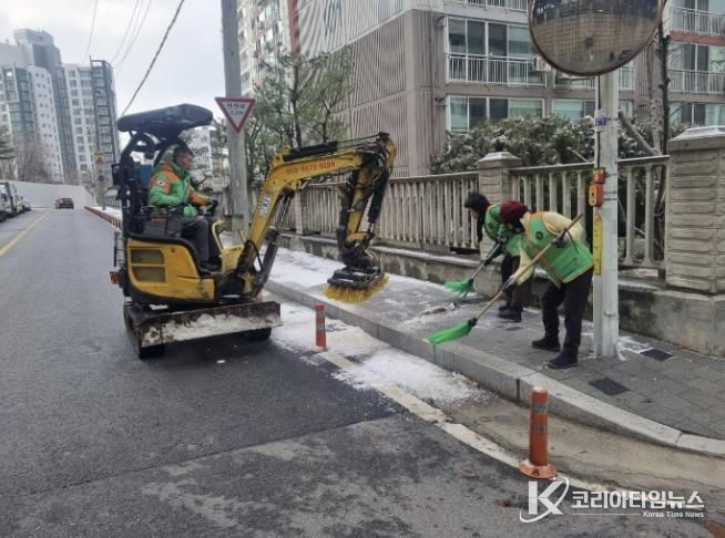 동두천시 불현동 지역자율방재단, 강설 대비 긴급 제설작업 실시