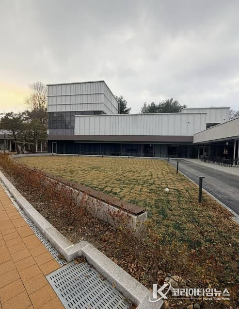 결혼식 후 연회장소로 활용할 수 있는 성남물빛정원 뮤직홀 앞 잔디마당