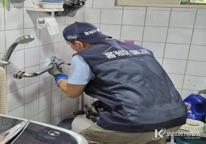 홈케어 매니저가 지원대상 어르신 가정을 방문해 간편 집수리를 진행 중인 모