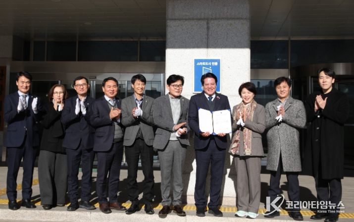 안양시(시장 최대호 오른쪽에서 네번째)가 18일 본관 정문에서 스마트도시 인증 현판식을 개최했다