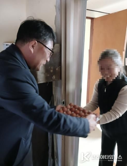 독거 어르신 가정에 달걀을 전달하는 모습