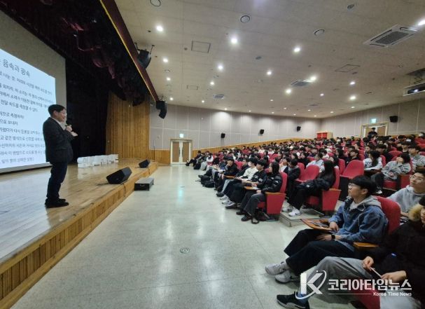 울산 중고등학생들이 20일 울산과학관에서 '물리학으로 보는 세상' 특강을 듣고있다