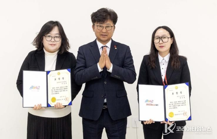 최충규 대덕구청장(사진 가운데)과 평생학습 유공자 표창 대상자들이 22일 표창 수여식을 마친 후 기념 촬영을 하고 있다.