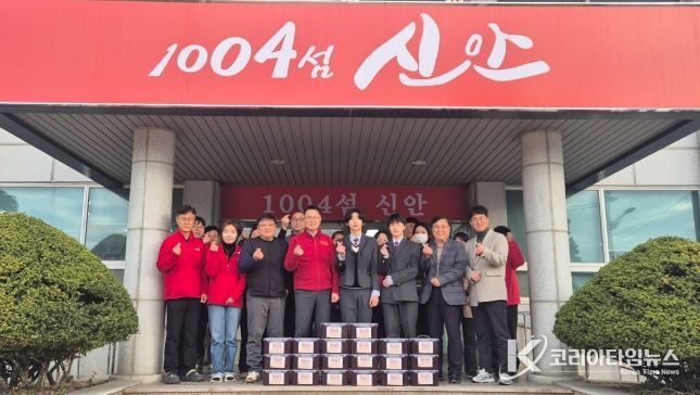 비금중학교 전교생이 함께 담근 김장 김치 20통을 비금면사무소에 기부했다.