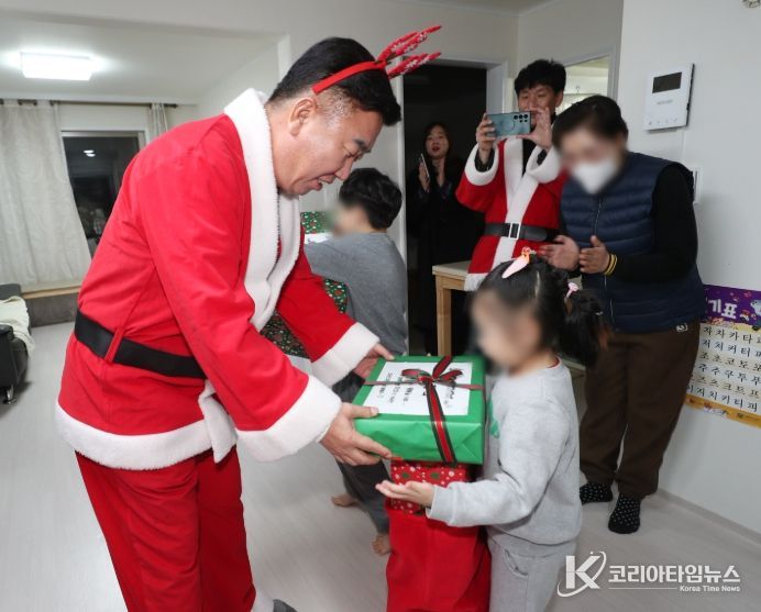산타로 변신해 저소득 아동들에게 소원 선물 전달