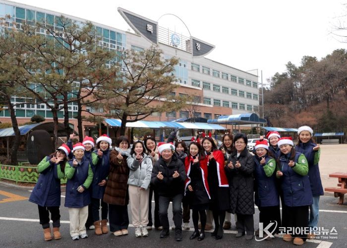 이상일 용인특례시장이 24일 기흥구에 있는 독정초등학교에서 교통지도봉사를 마친 뒤 녹색어머니회 등 관계자들과 기념사진 촬영을 하고 있다.