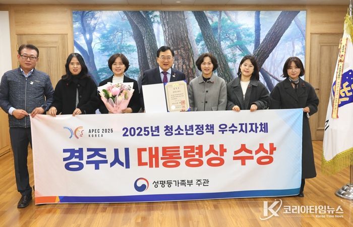 주낙영 경주시장이 국회를 방문해 박형수 국회 예산결산특별위원회 간사에게 2026년도 국비 반영을 위한 경주시 주요 현안사업 건의서를 전달하고 있다
