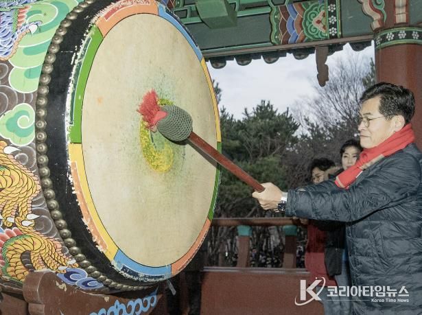 2024년 용왕산 해맞이 행사에서 이기재 양천구청장이 대북 타고로 새해의 힘찬 출발을 알리고 있는 모습