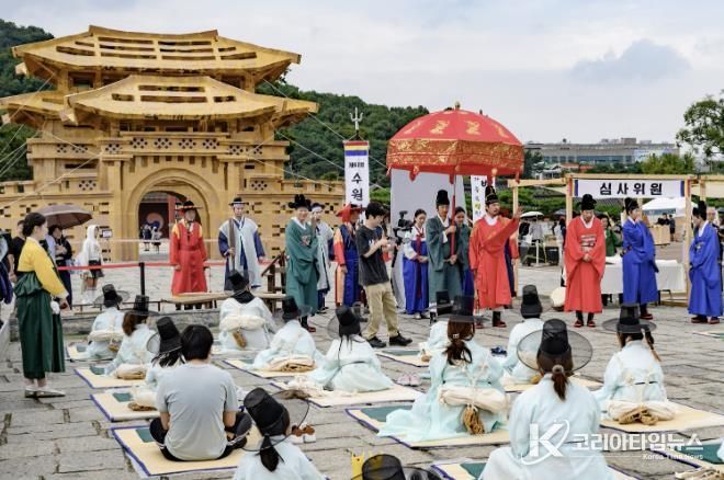 제62회 수원화성문화제 프로그램 중 별시가 열린 장면.