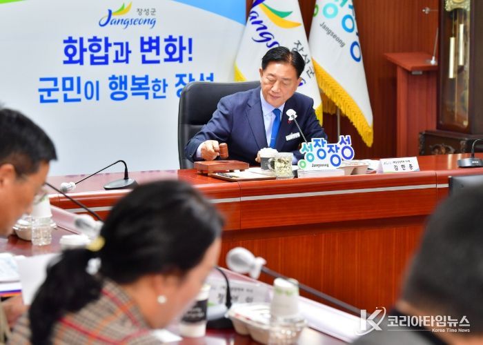 (재)장성장학회 제2회 정기이사회를 주재 중인 김한종 이사장. 장성군 제공