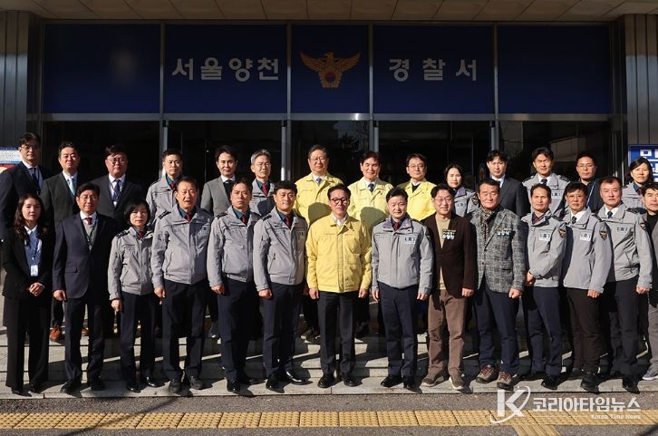김민석 국무총리가 31일 양천구 양천경찰서를 방문, 경찰 관계자로부터 업무 현황 등을 보고 받고 근무자들을 격려하고 있다.
