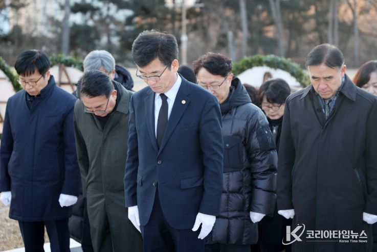 윤건영 교육감, 새해 맞이 충혼탑 신년 참배