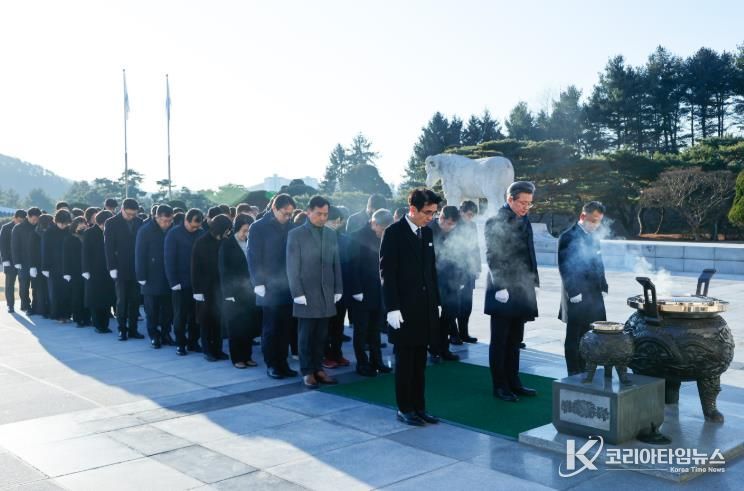 2일 국립대전현충원에서 간부 공무원이 참배를 하고 있다