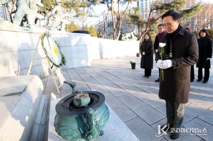 임태희 교육감 현충탑 참배 현장 사진