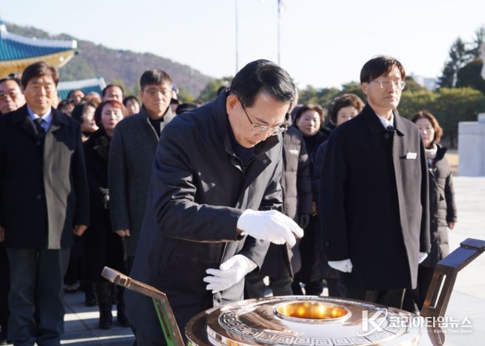 이완섭 서산시장을 비롯한 재향군인회 등 관련 단체 100여 명이 국립대전현충원에서 참배하는 모습