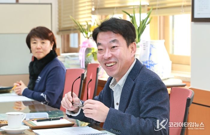 최혁준 경주부시장이 3일 청사에서 국별 현안사업 업무보고를 받으며 시정 전반을 점검하고 있다.