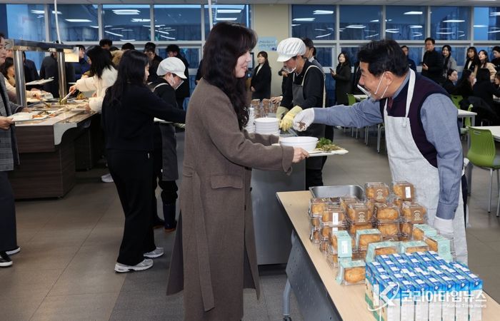 양산시장, 새해 직원 격려 구내식당 배식봉사